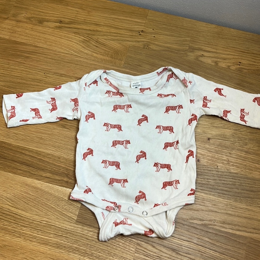 💚 5 for $20| kate Quinn ribbed tiger onesie